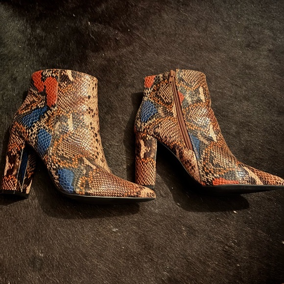 Stylish Snakeskin Ankle Boots - Multicolor - Picture 1 of 2